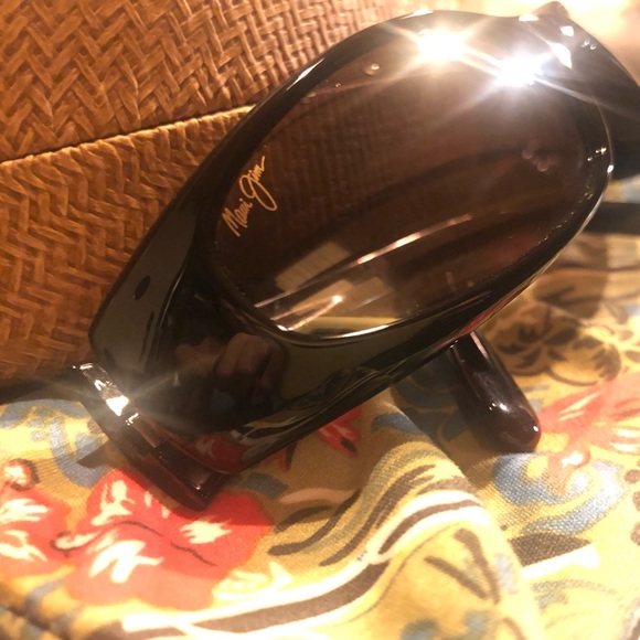 Maui Jim polarized sunglasses w/ soft & hard cases main image 9